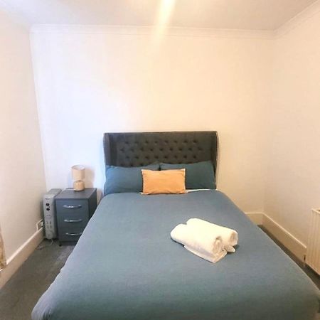 Two Bedroom Flat In Лондон Екстериор снимка