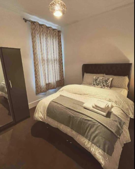 Two Bedroom Flat In Лондон Екстериор снимка