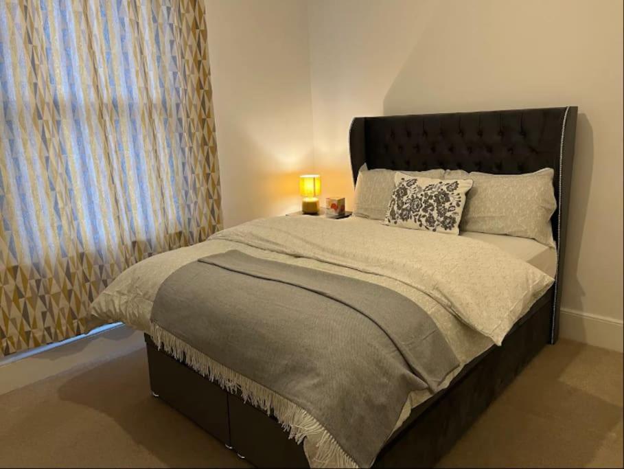 Two Bedroom Flat In Лондон Екстериор снимка