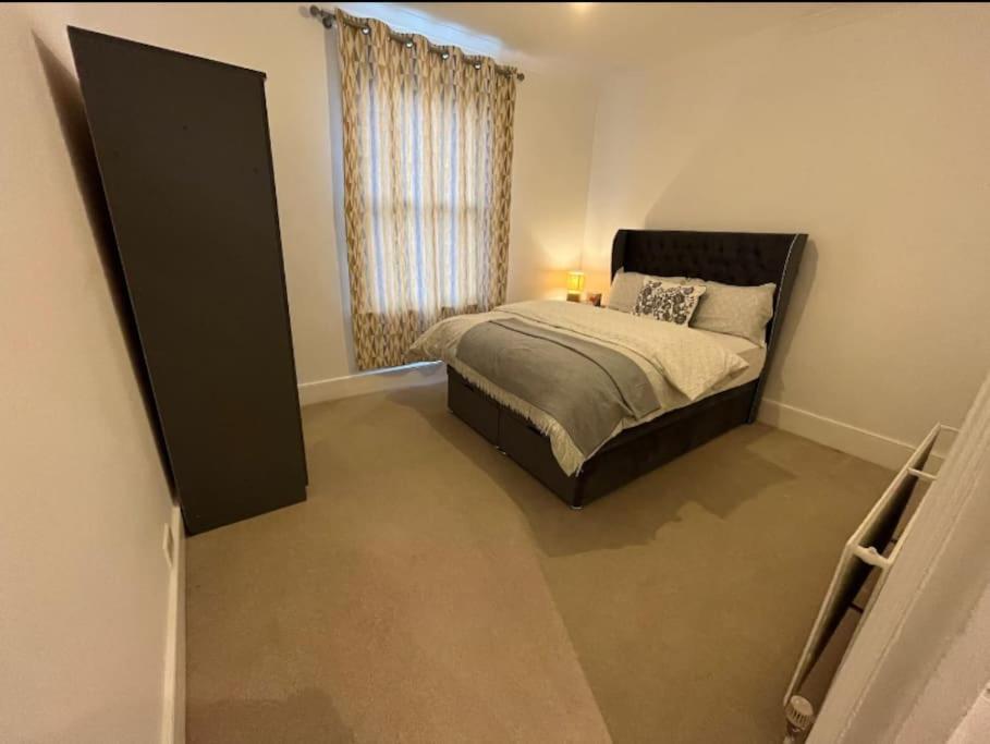 Two Bedroom Flat In Лондон Екстериор снимка