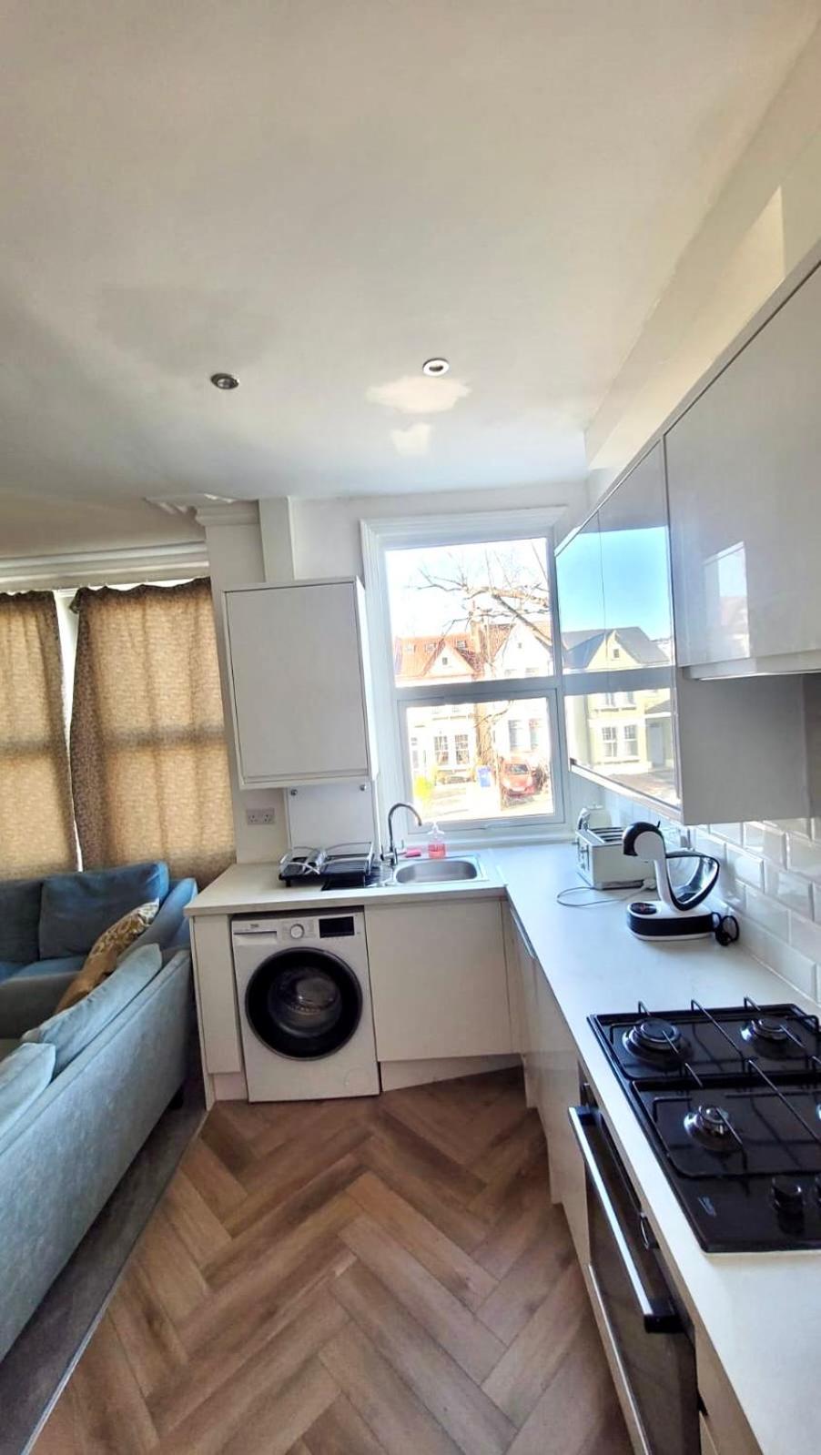Two Bedroom Flat In Лондон Екстериор снимка
