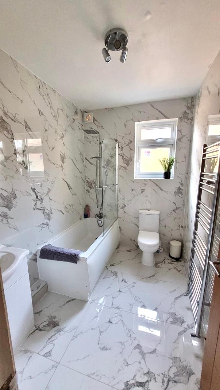 Two Bedroom Flat In Лондон Екстериор снимка